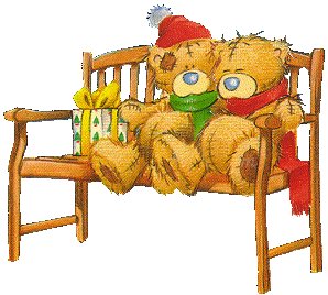 бурые медведи сидят на скамейке, а рядом стоит новогодний подарок