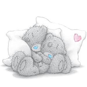 серые медвежата обнимают друг друга лёжа на подушках с сердечками